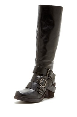 Illustration for article titled Too many boots...not possible
